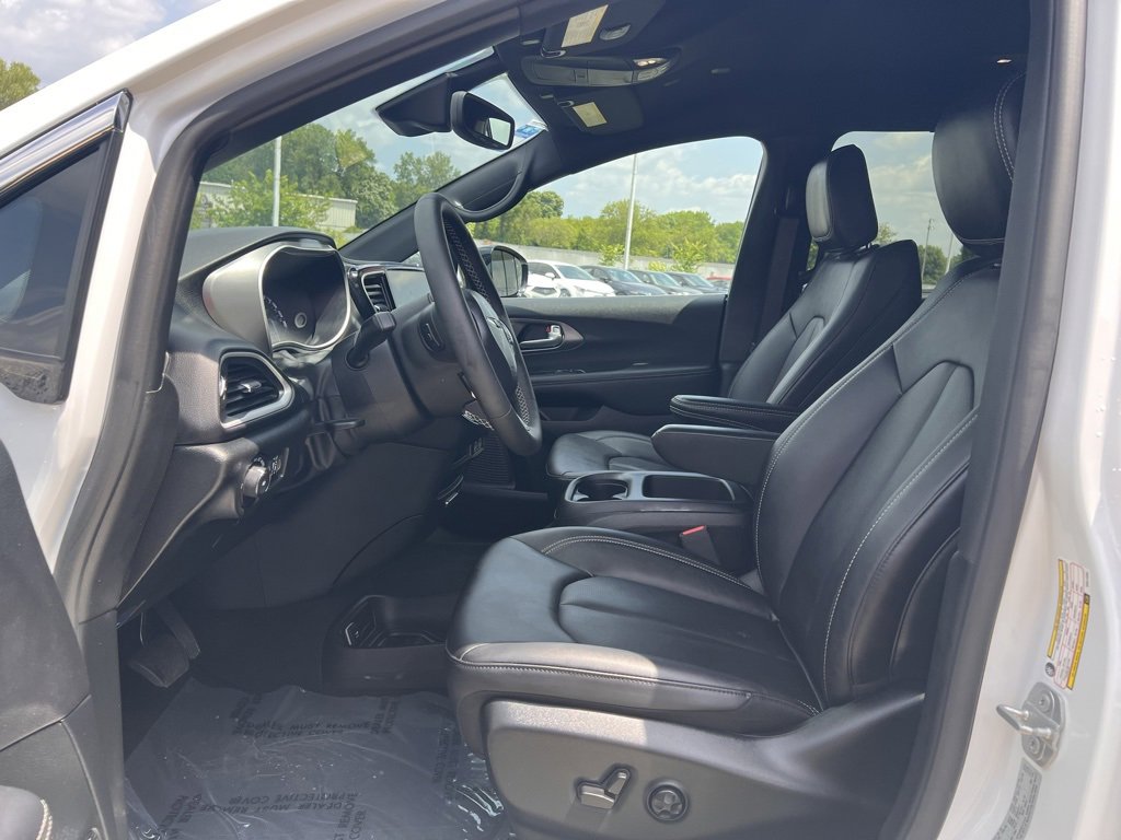 Used 2025 Chrysler Pacifica Select image 14