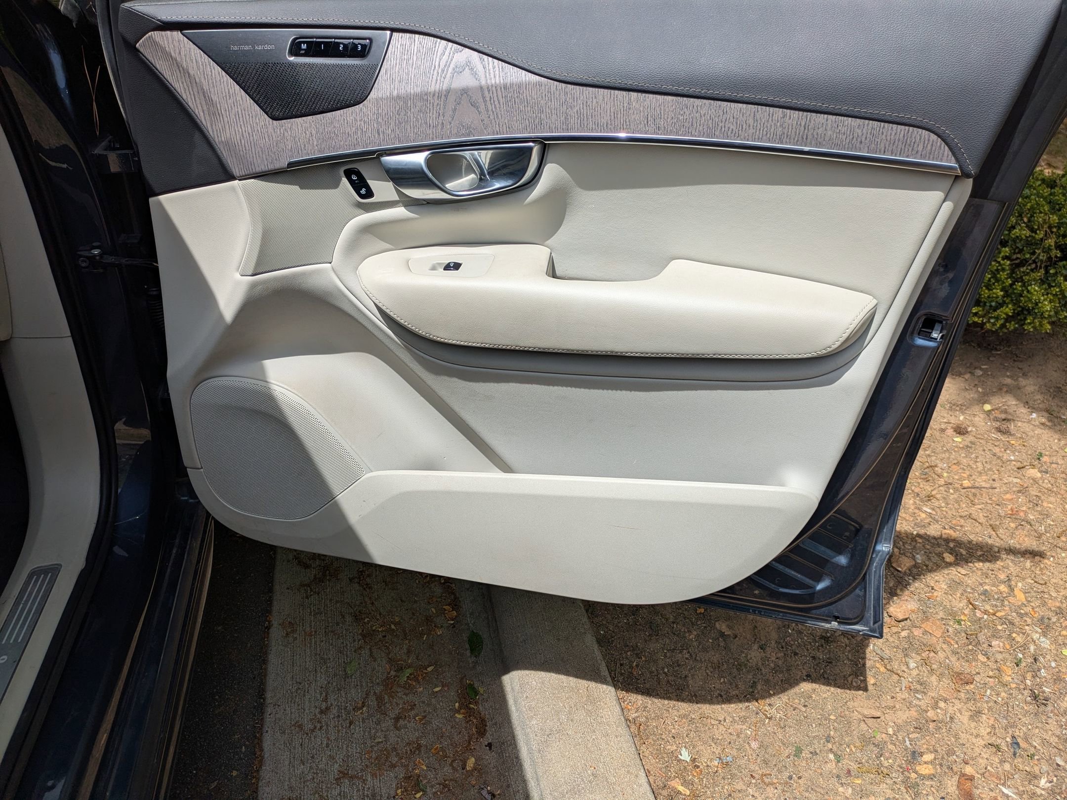 Used 2023 Volvo XC90 B6 Ultimate w/ Protection Package image 37