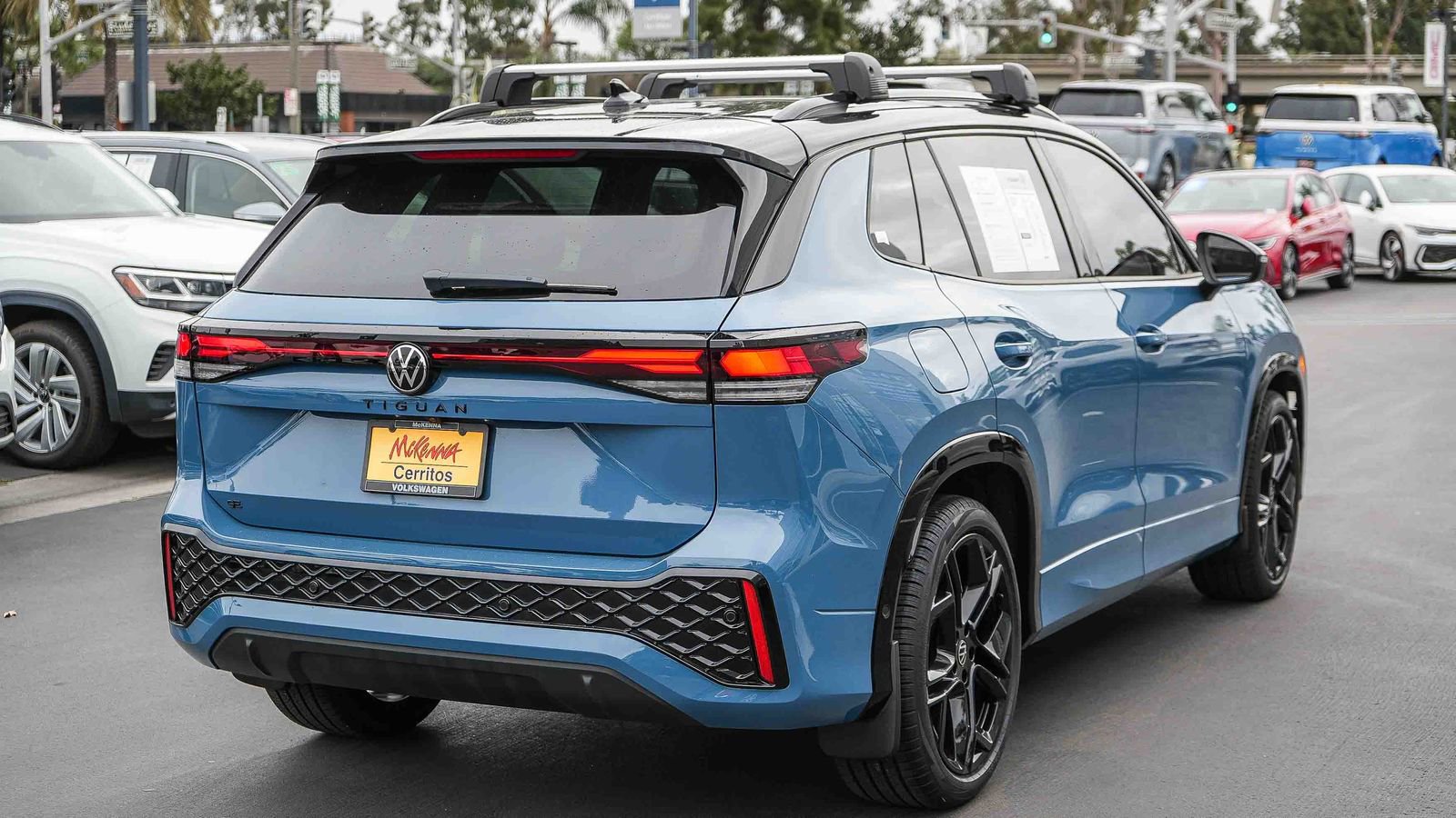 Used 2025 Volkswagen Tiguan SE R-Line image 6