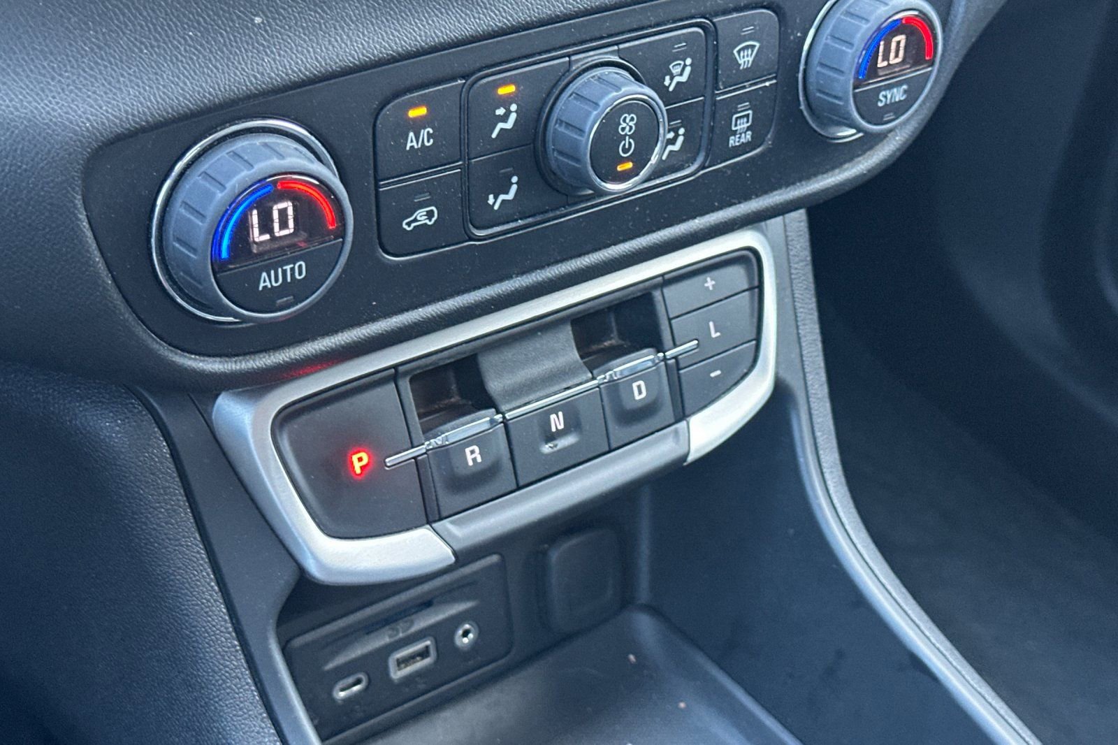 Used 2023 GMC Terrain SLT image 34