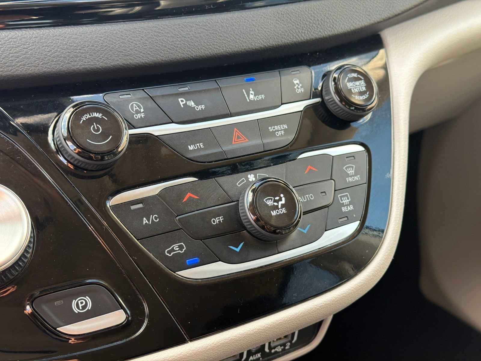 Used 2024 Chrysler Pacifica Touring-L FWD image 23