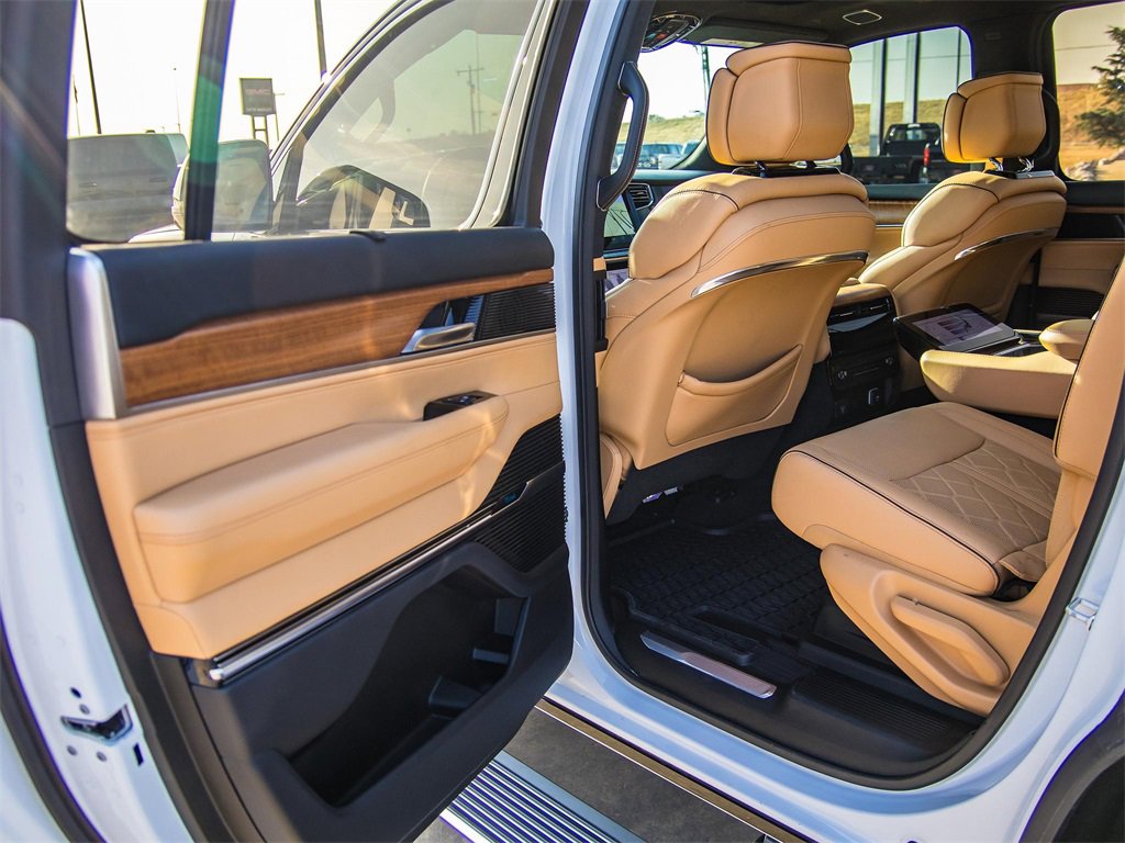 Used 2024 Jeep Grand Wagoneer Series III w/ HD Trailer Tow Package image 28