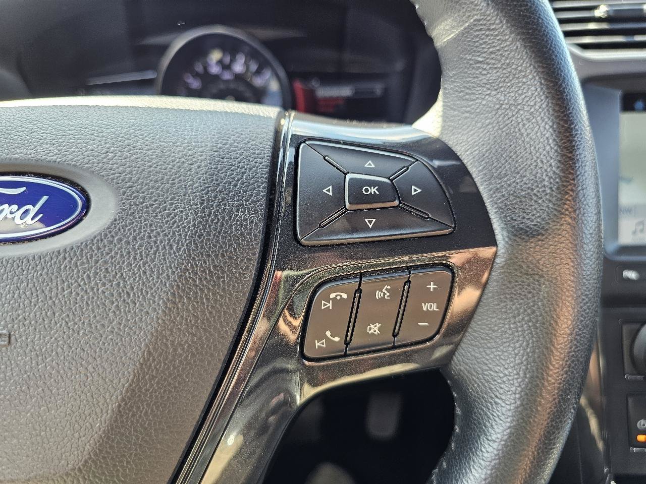 Used 2018 Ford Explorer XLT w/ Equipment Group 202A AWD/4WD image 47