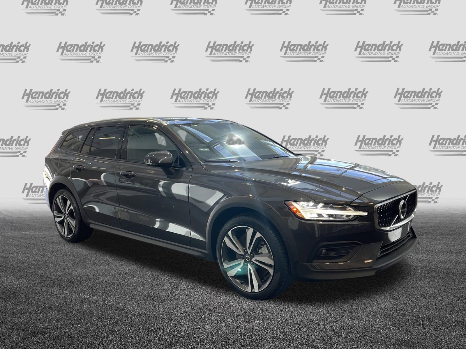 Used 2025 Volvo V60 B5 Cross Country Plus AWD/4WD image 2