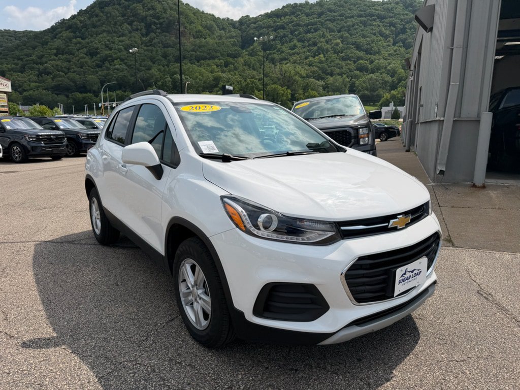 Used 2022 Chevrolet Trax LT w/ LT Convenience Package AWD/4WD image 3