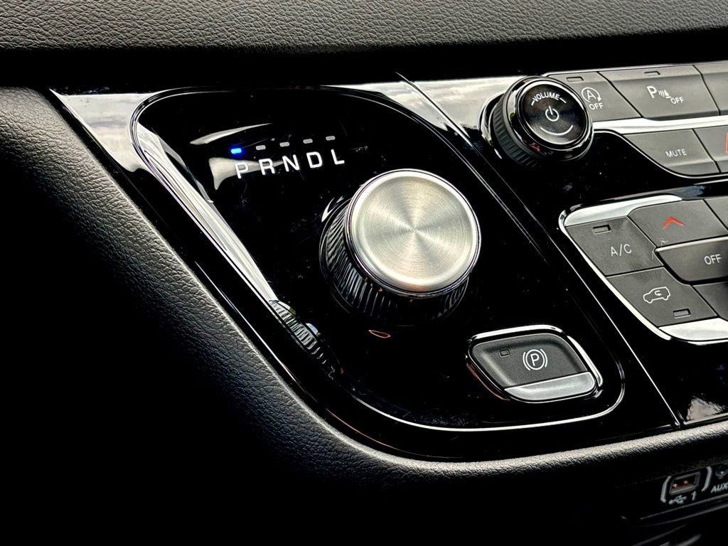 Used 2025 Chrysler Voyager LX image 18