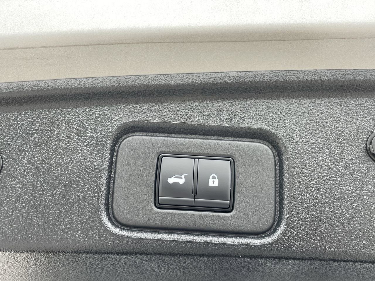 Used 2025 Nissan Pathfinder SV image 9