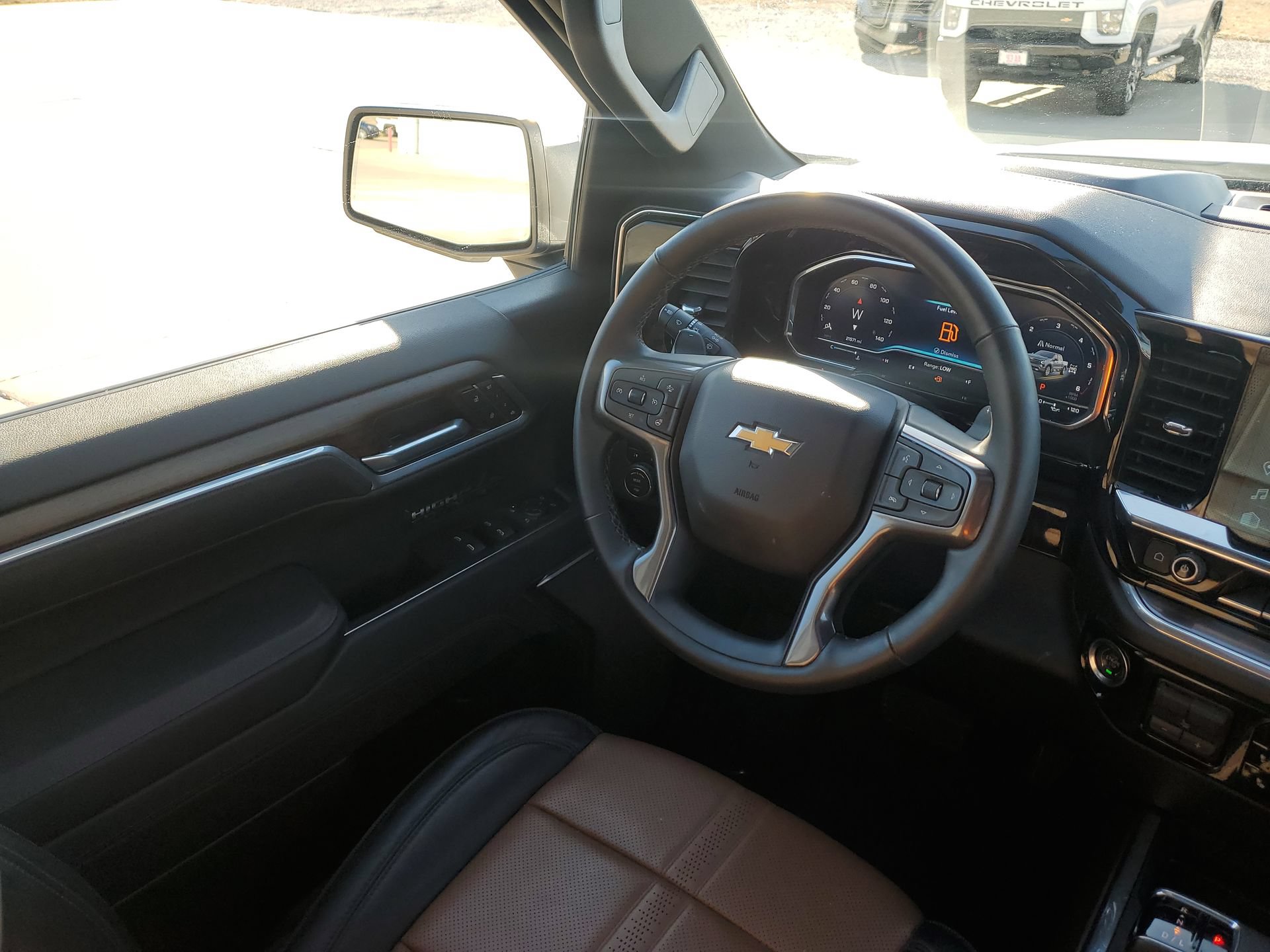 Used 2025 Chevrolet Silverado 1500 High Country w/ High Country Premium Package AWD/4WD image 17