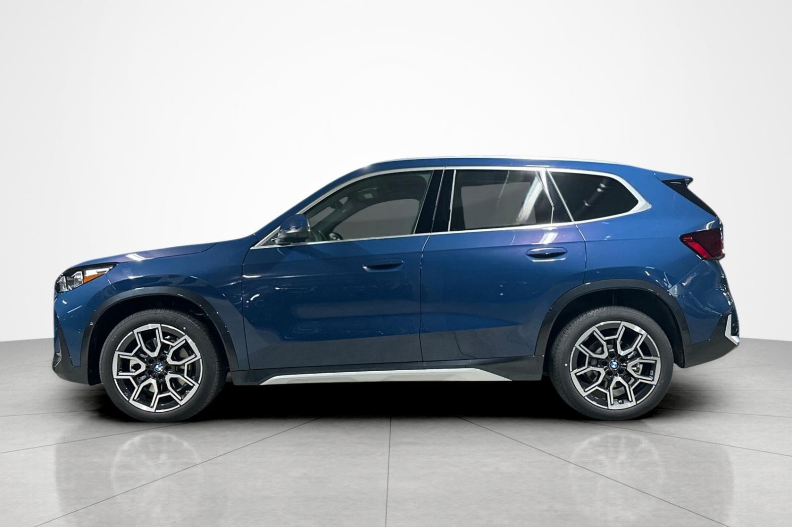 New 2027 BMW X1 xDrive28i w/ Technology Package AWD/4WD image 2