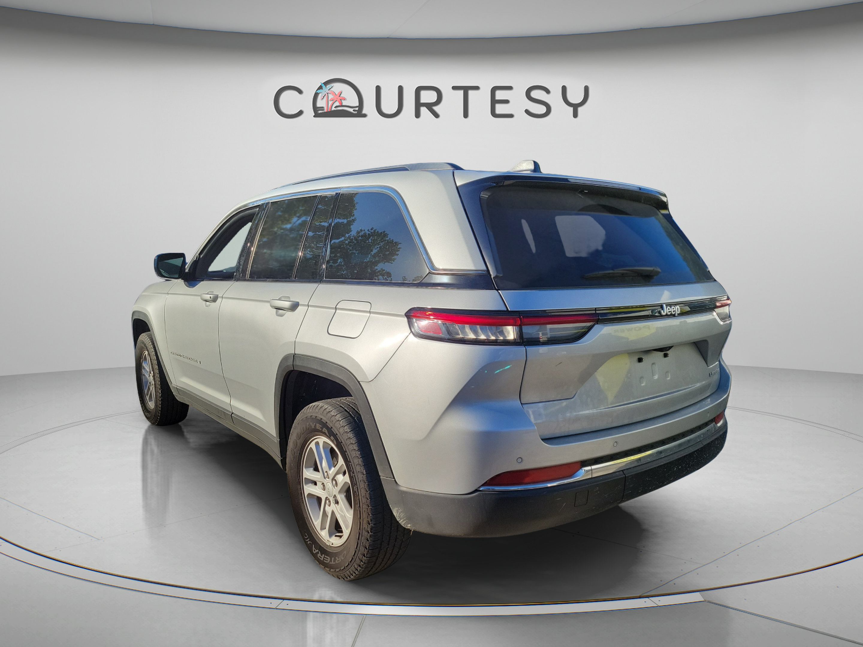 Certified 2025 Jeep Grand Cherokee Laredo RWD image 2