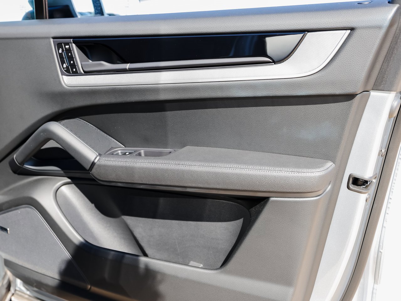 Certified 2025 Porsche Cayenne image 26