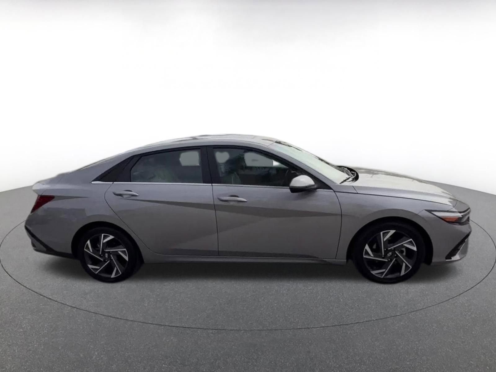 Used 2025 Hyundai Elantra Limited image 16