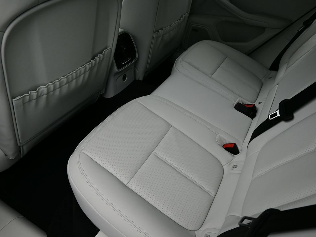 Certified 2026 Porsche Macan AWD/4WD image 19
