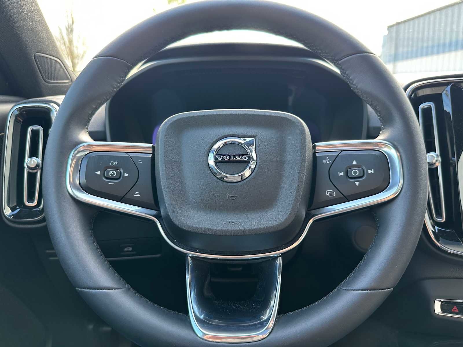 Used 2023 Volvo XC40 Recharge Ultimate image 24