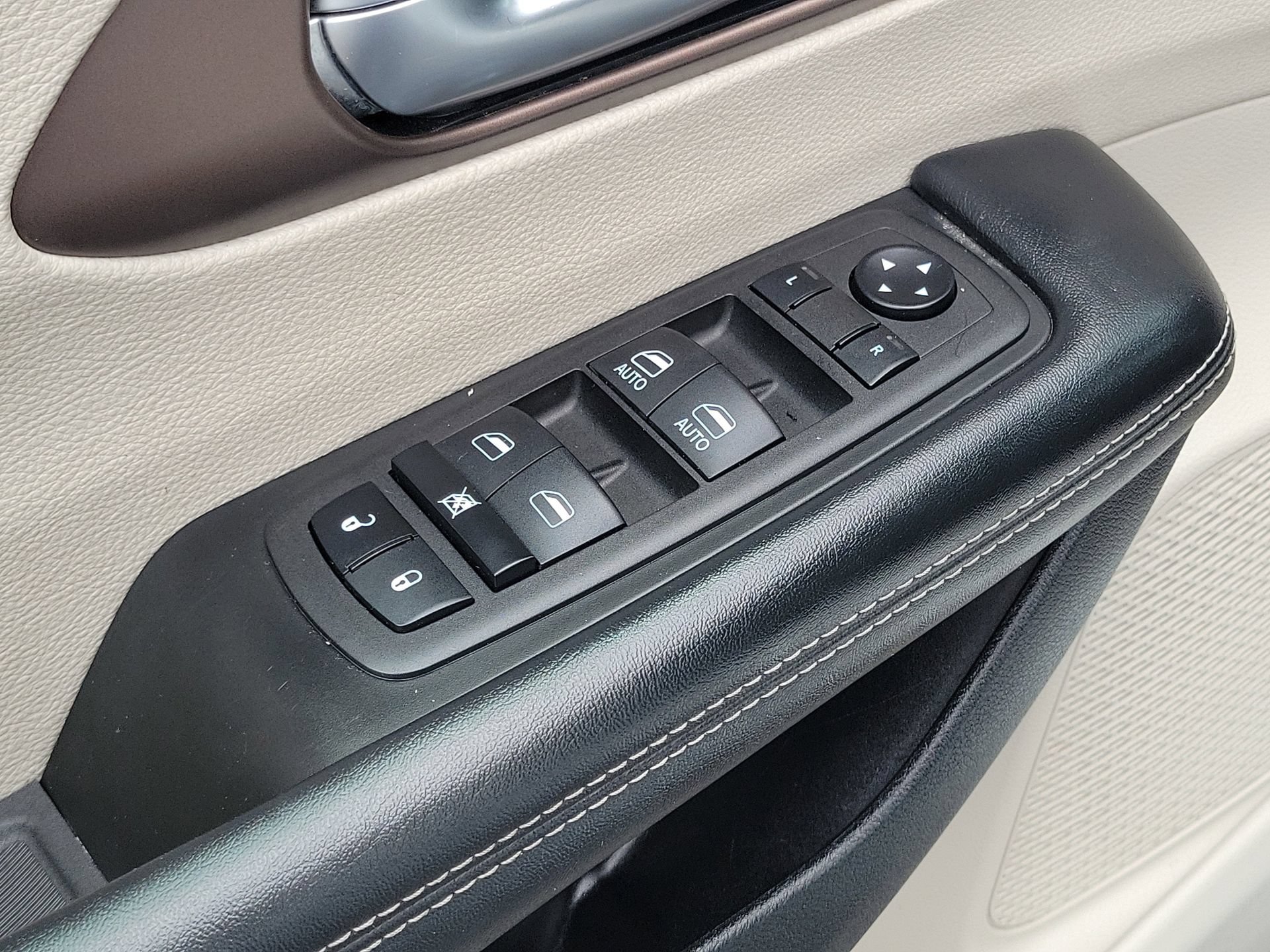 Certified 2023 Chrysler Voyager LX FWD image 13