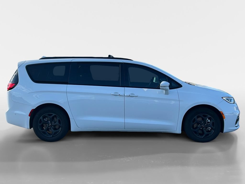 Used 2022 Chrysler Pacifica Touring-L w/ Uconnect Theater Family Group FWD image 7