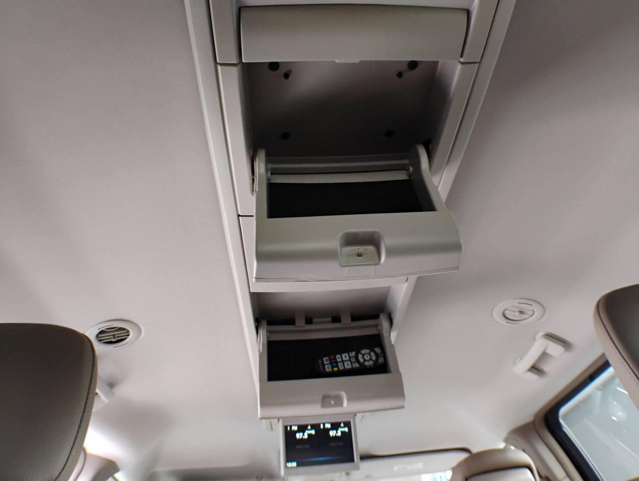 Used 2016 Chrysler Town & Country Touring image 21