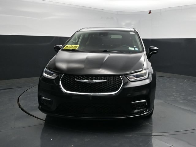 Used 2024 Chrysler Pacifica Touring-L FWD image 2