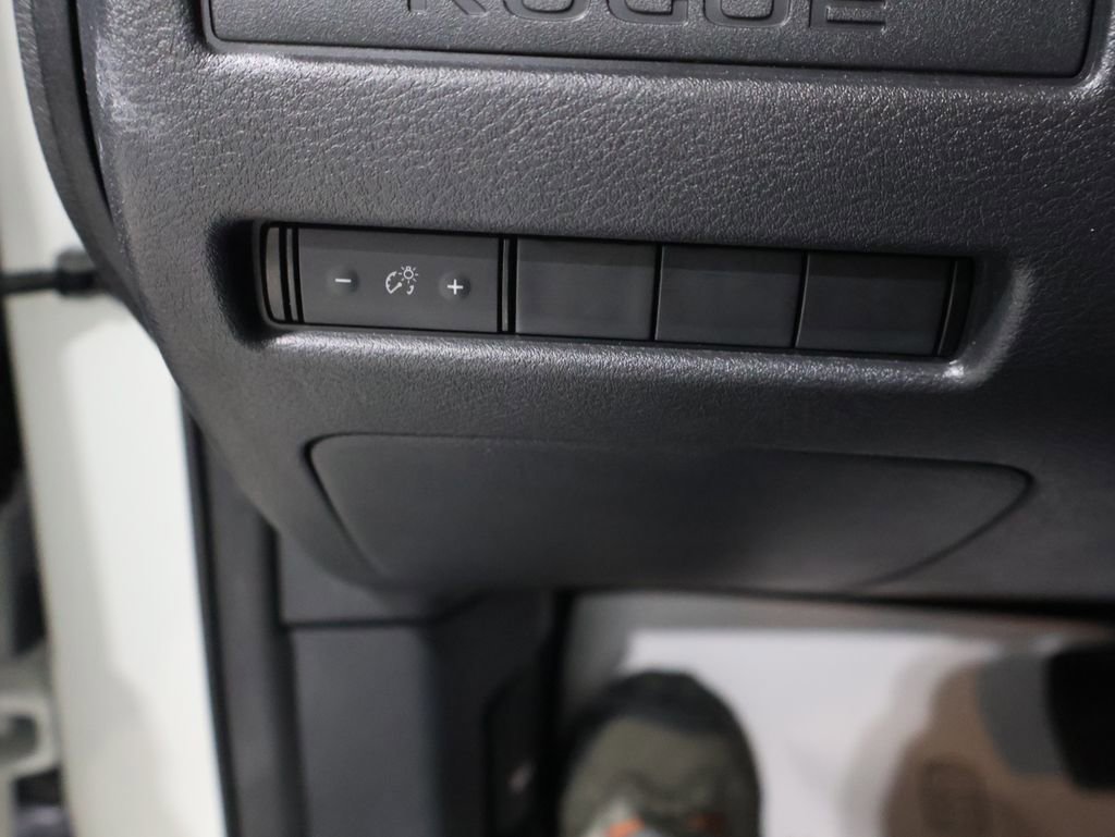 Used 2022 Nissan Rogue S image 31