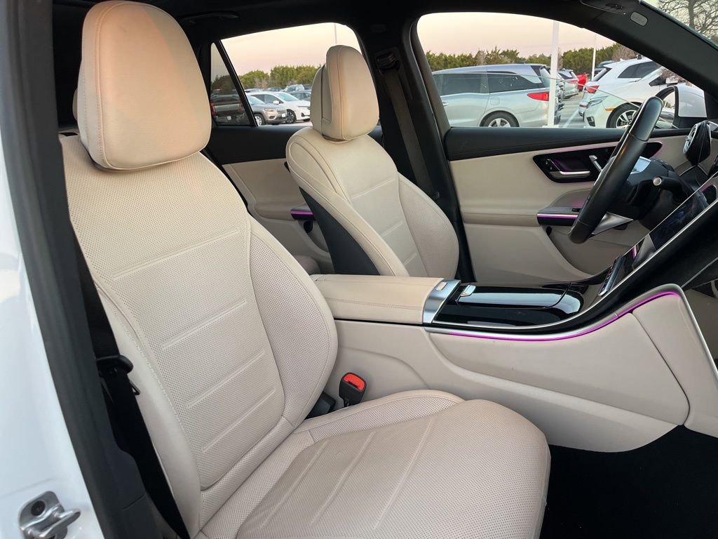 Used 2025 Mercedes-Benz GLC 300 4MATIC image 28