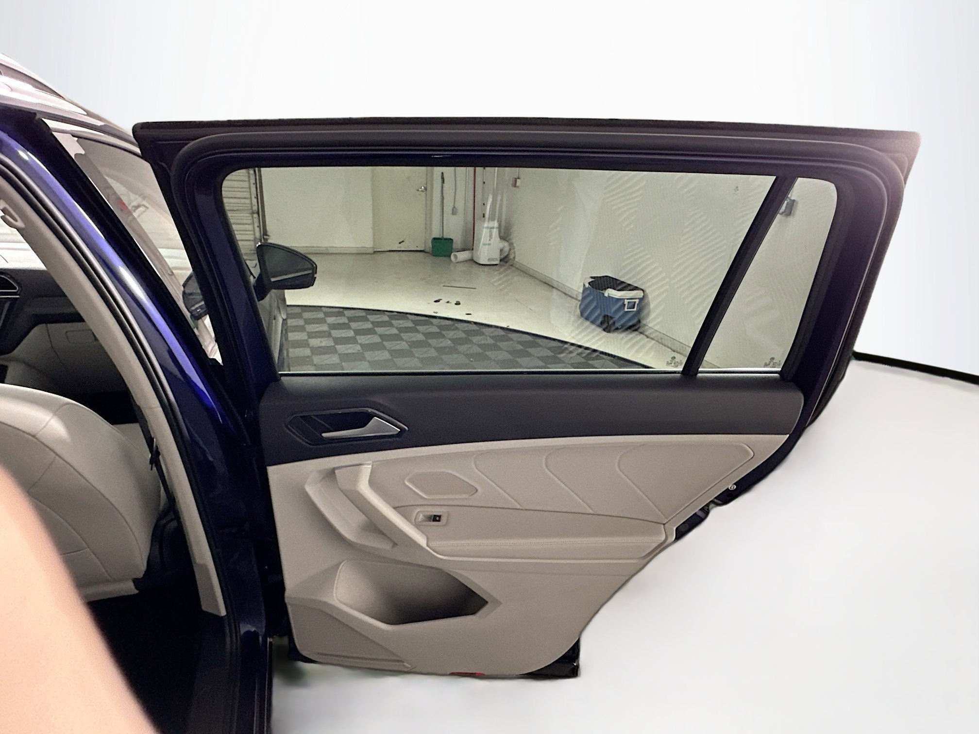 Used 2022 Volkswagen Tiguan SE w/ Panoramic Sunroof Package FWD image 30