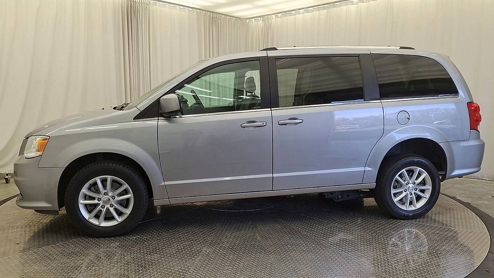 Used 2019 Dodge Grand Caravan SXT image 8