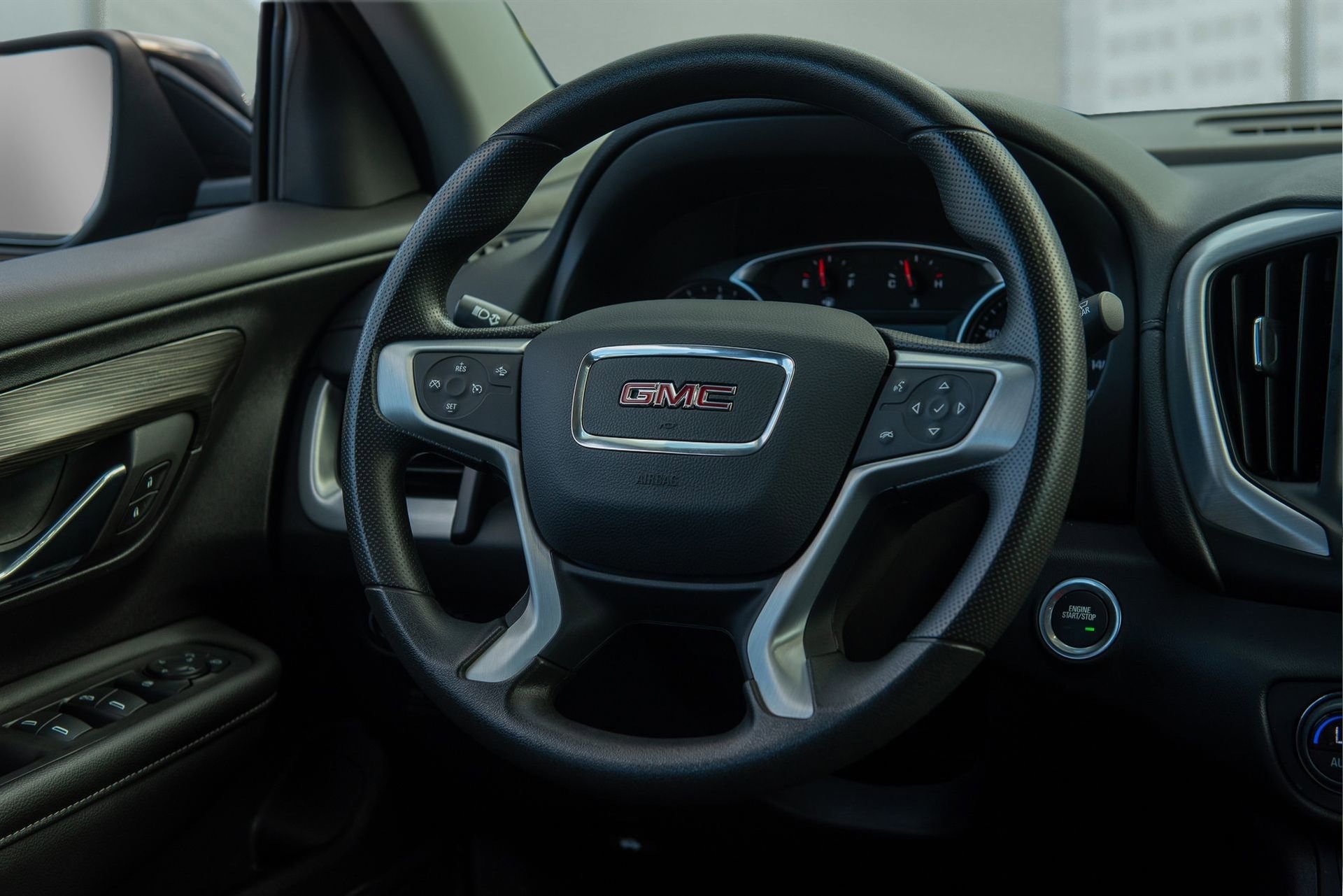 Used 2024 GMC Terrain SLE w/ Driver Convenience Package image 22