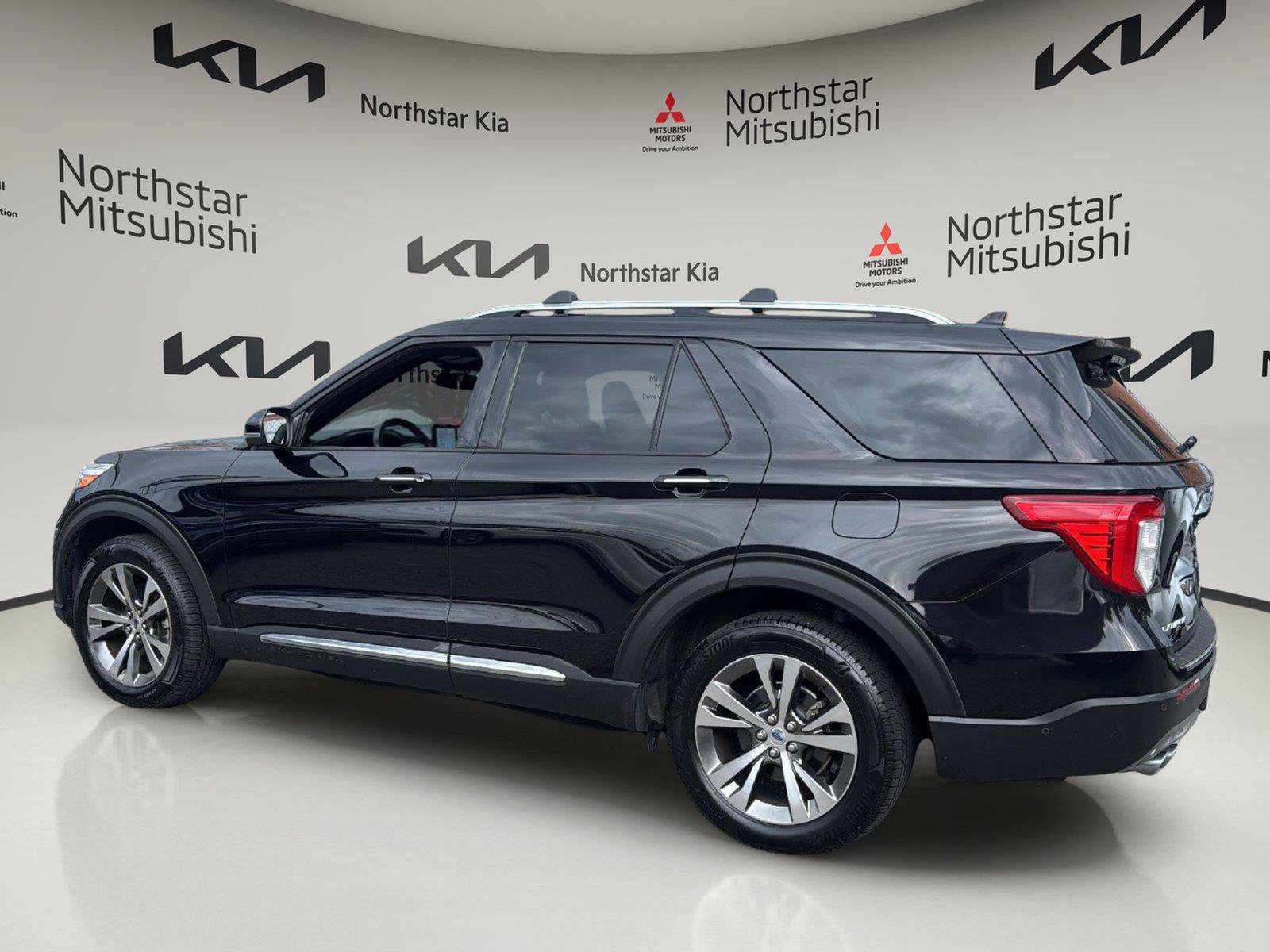 Used 2020 Ford Explorer Platinum w/ Premium Technology Package AWD/4WD image 3