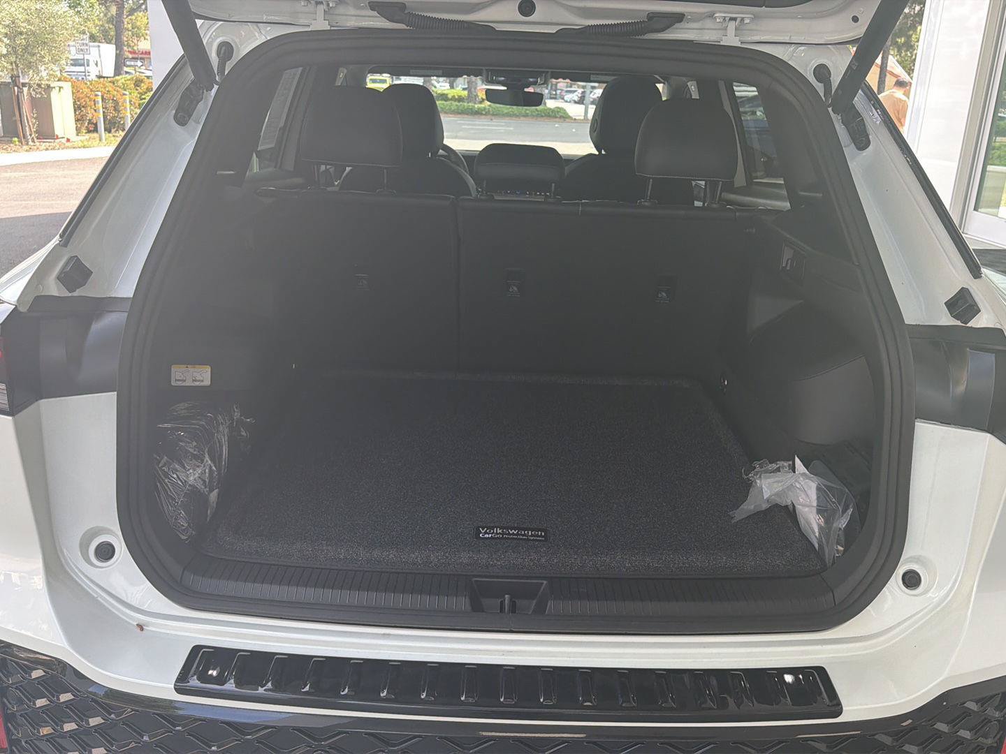 Certified 2025 Volkswagen Tiguan SE R-Line AWD/4WD image 13