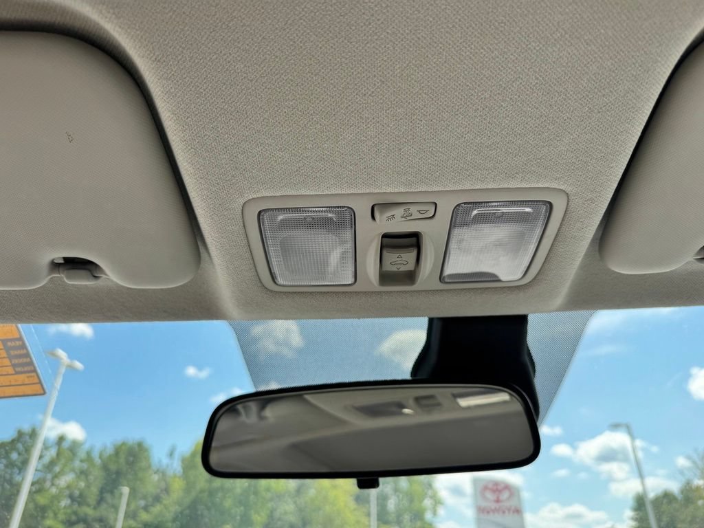 Used 2025 Hyundai Venue SEL FWD image 21