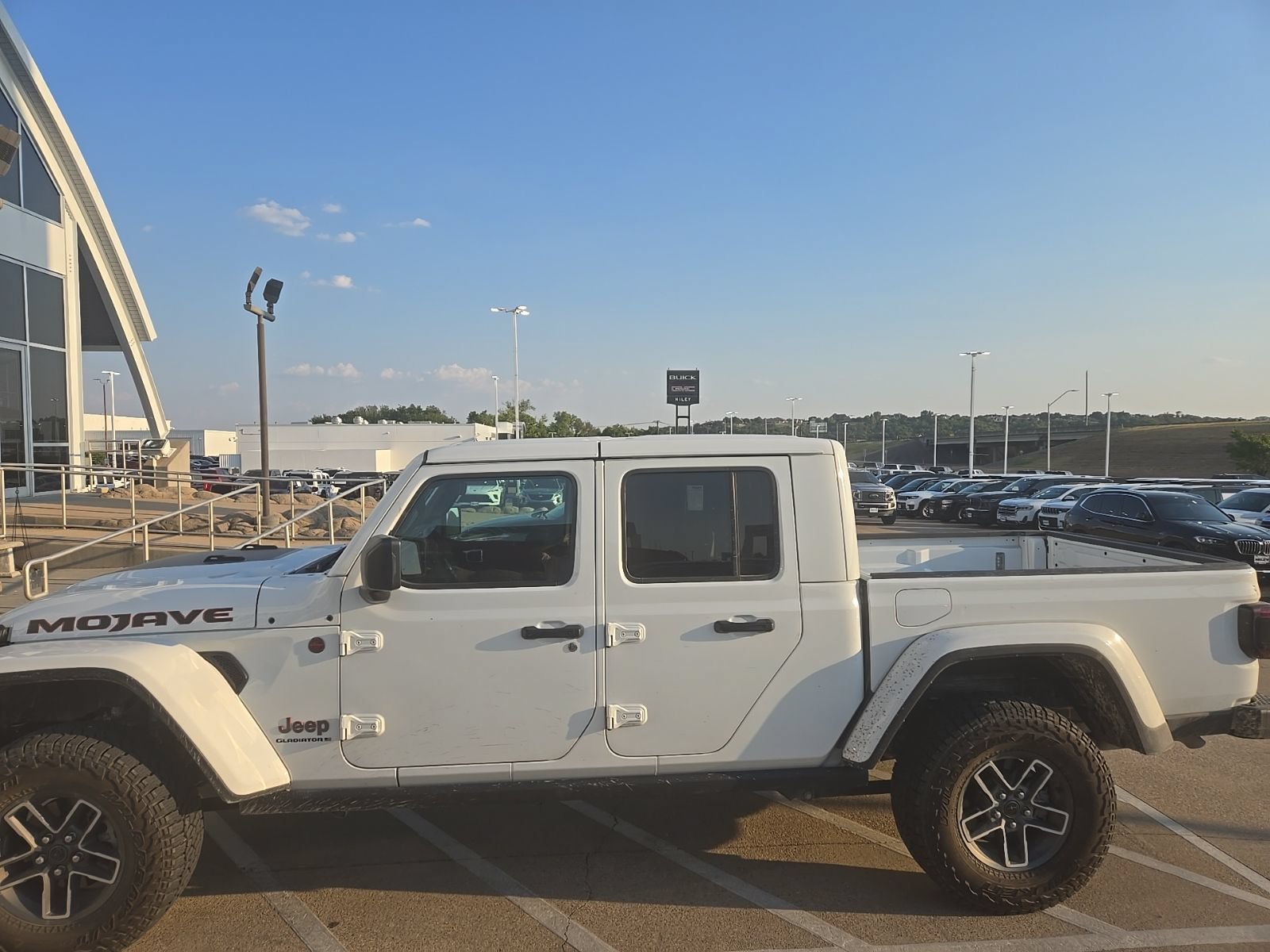 Used 2025 Jeep Gladiator Mojave w/ Convenience Group AWD/4WD image 9