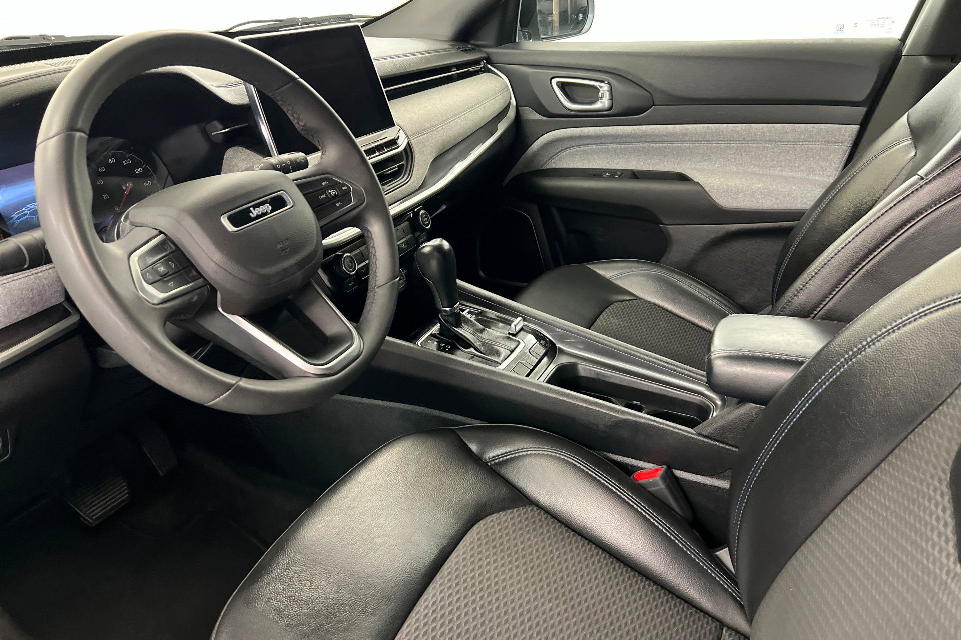 Used 2023 Jeep Compass Latitude AWD/4WD image 16