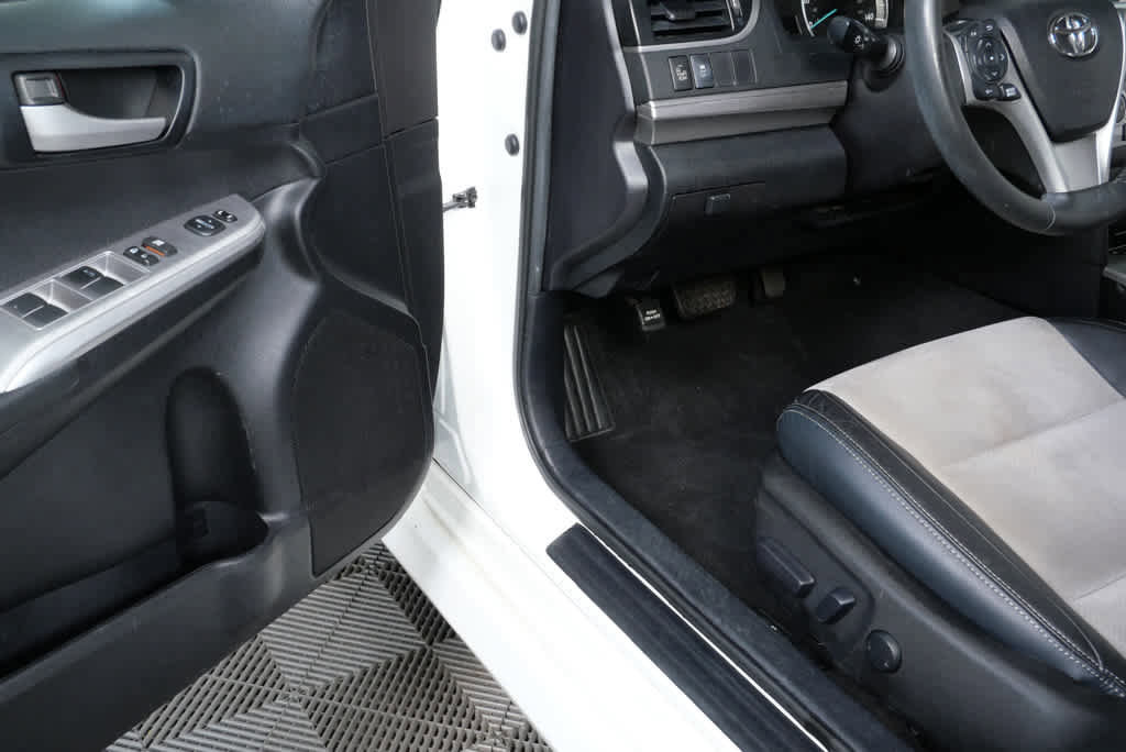 Used 2014 Toyota Camry SE w/ Leather Package image 7
