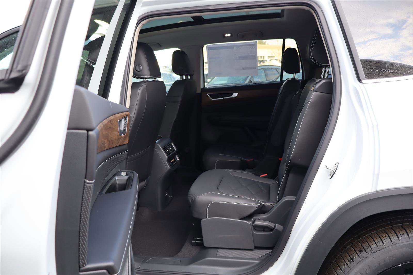 New 2026 Volkswagen Atlas SE image 24