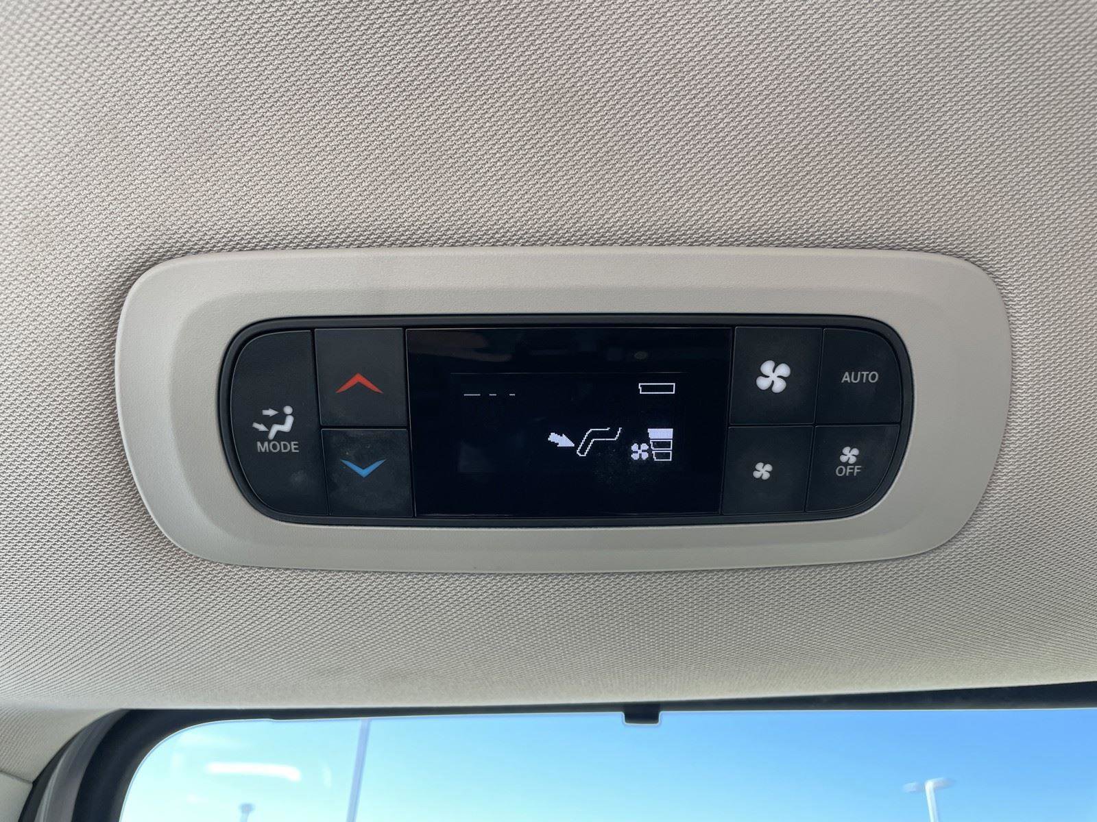 Used 2023 Chrysler Pacifica Touring-L image 39