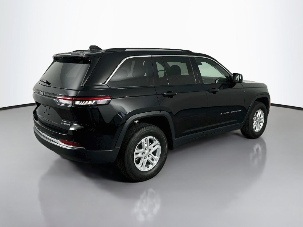Used 2023 Jeep Grand Cherokee Laredo w/ Trailer Tow Prep Group (B) AWD/4WD image 7