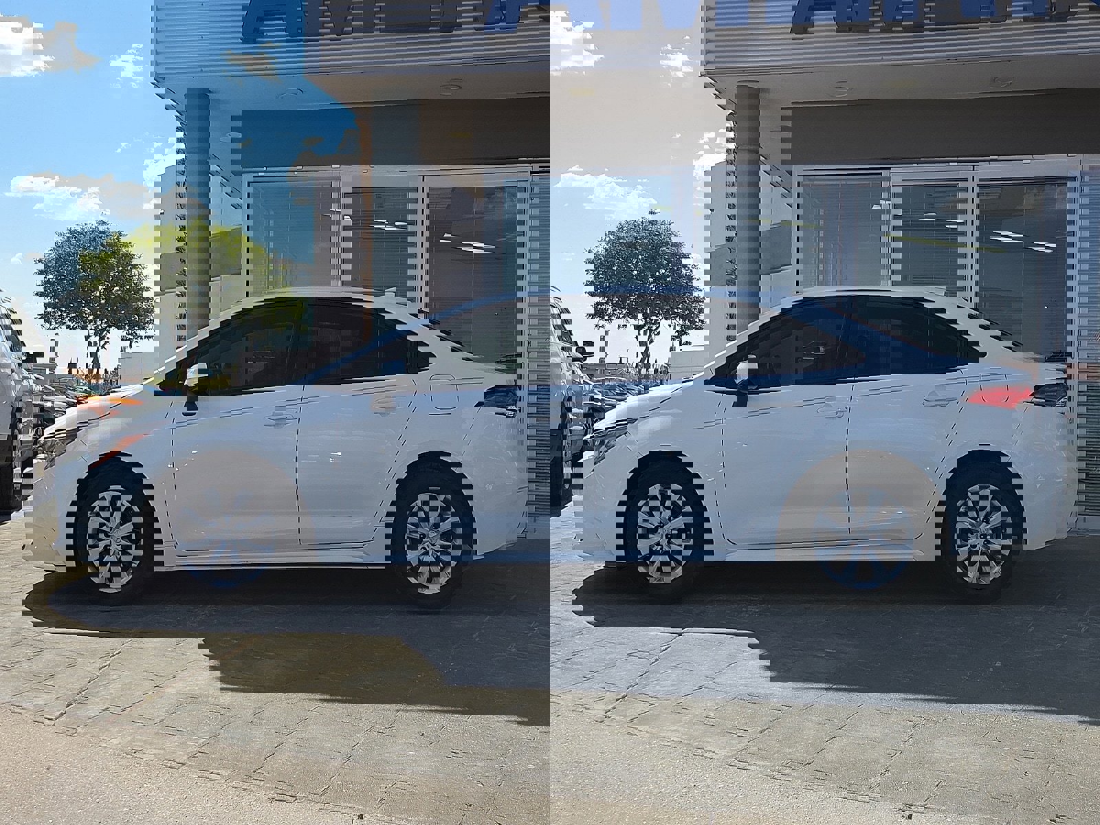 Used 2021 Toyota Corolla LE image 3