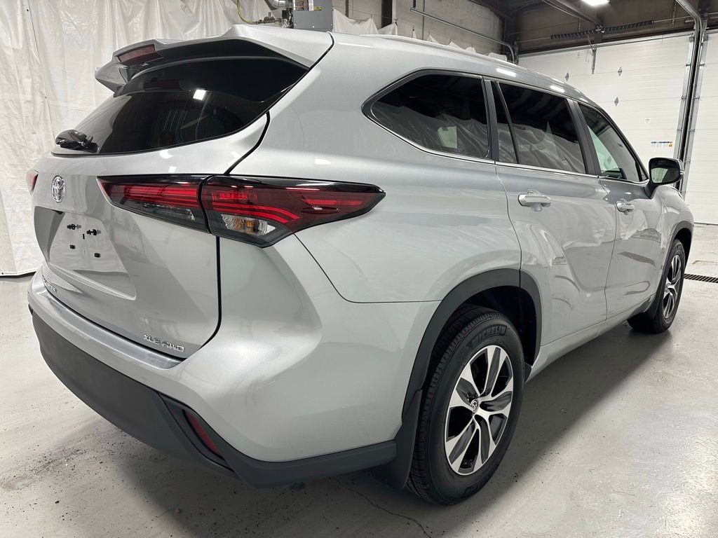 Used 2025 Toyota Highlander XLE AWD/4WD image 7