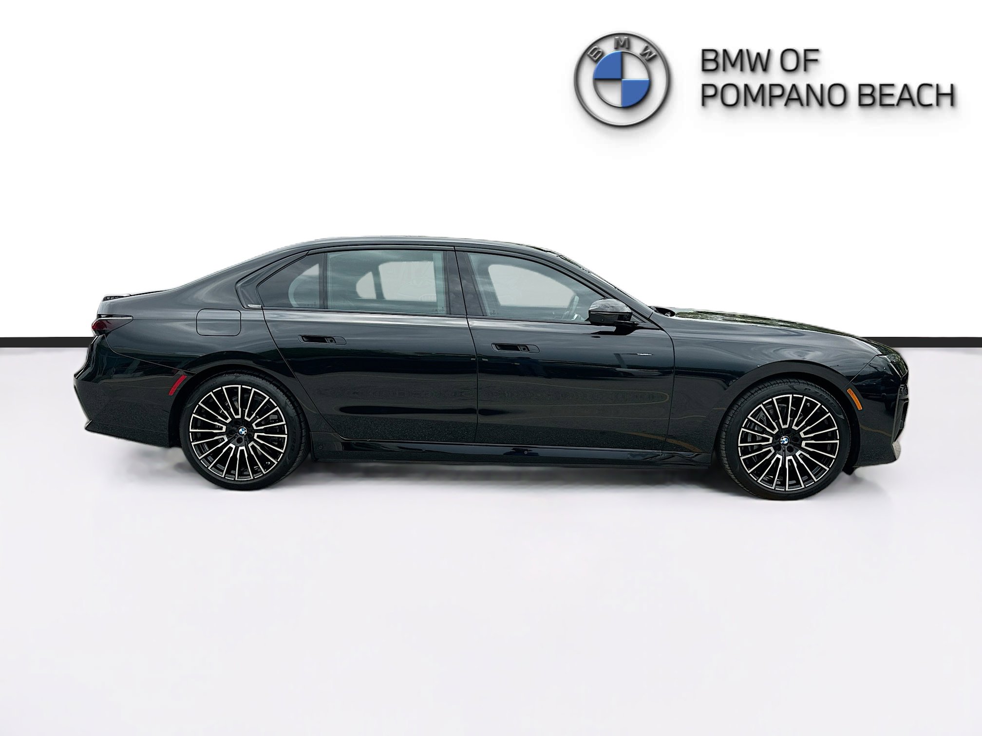 Used 2024 BMW i7 xDrive60 w/ Executive Package AWD/4WD image 8