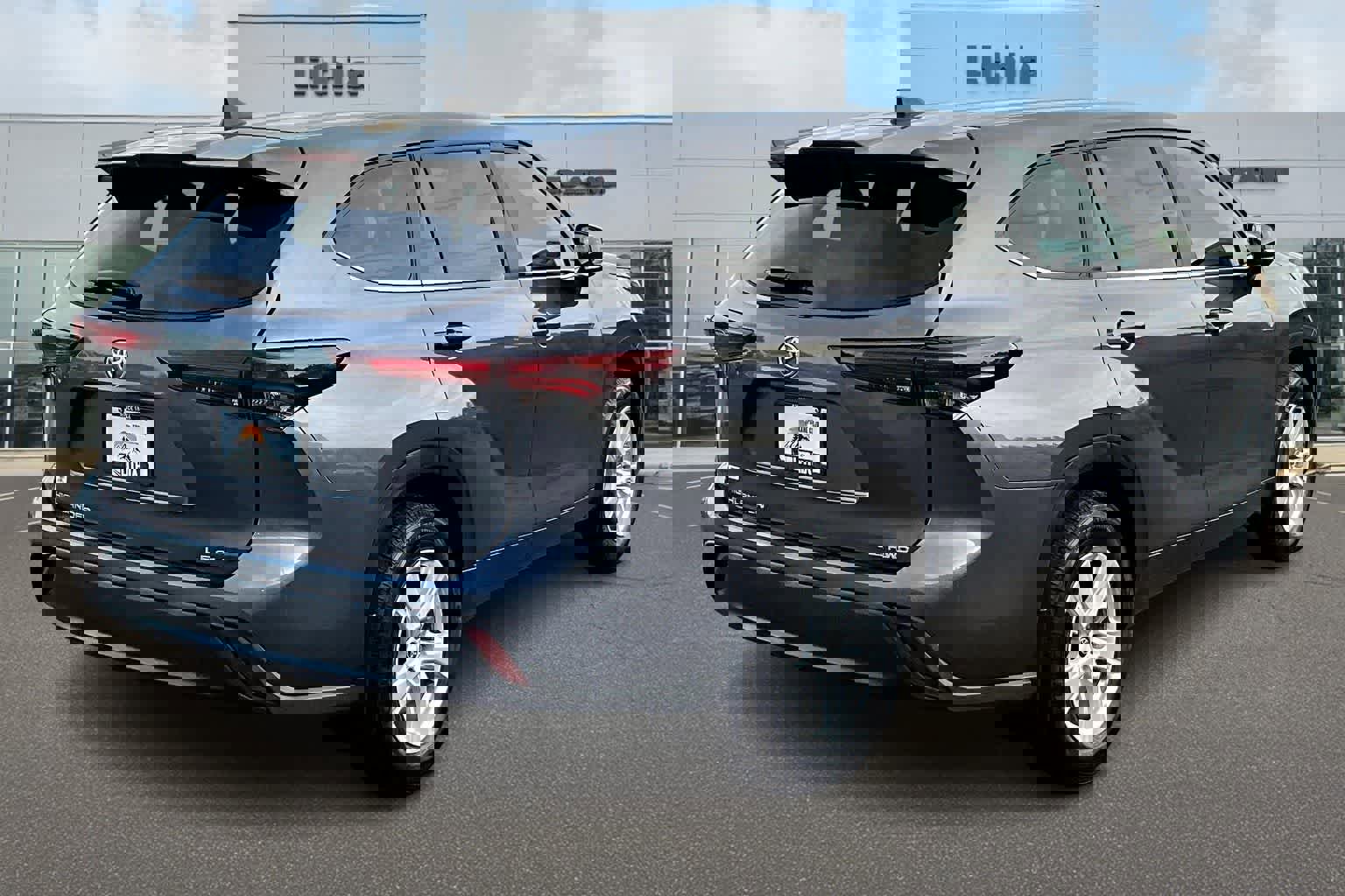 Used 2024 Toyota Highlander LE image 23