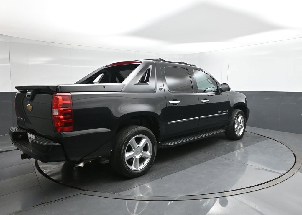 Used 2013 Chevrolet Avalanche LTZ image 11