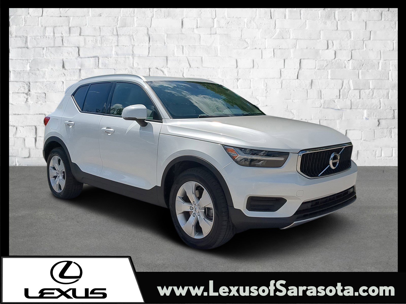 Used 2022 Volvo XC40 T4 Momentum