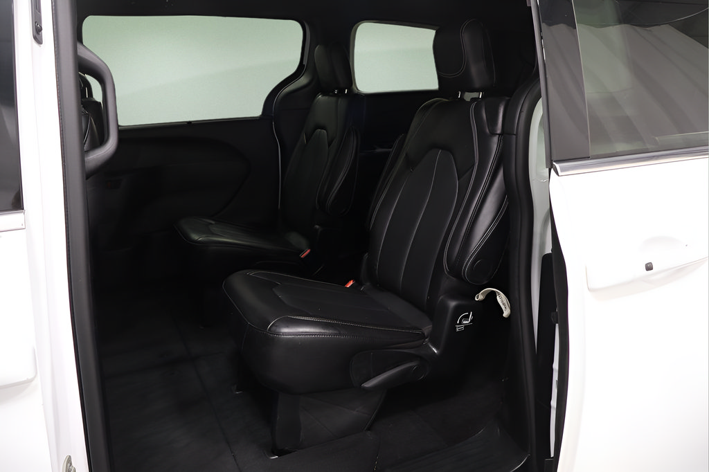 Used 2025 Chrysler Pacifica Select FWD image 13