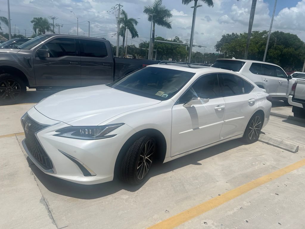 Used 2023 Lexus ES 300h w/ Premium Package FWD image 2
