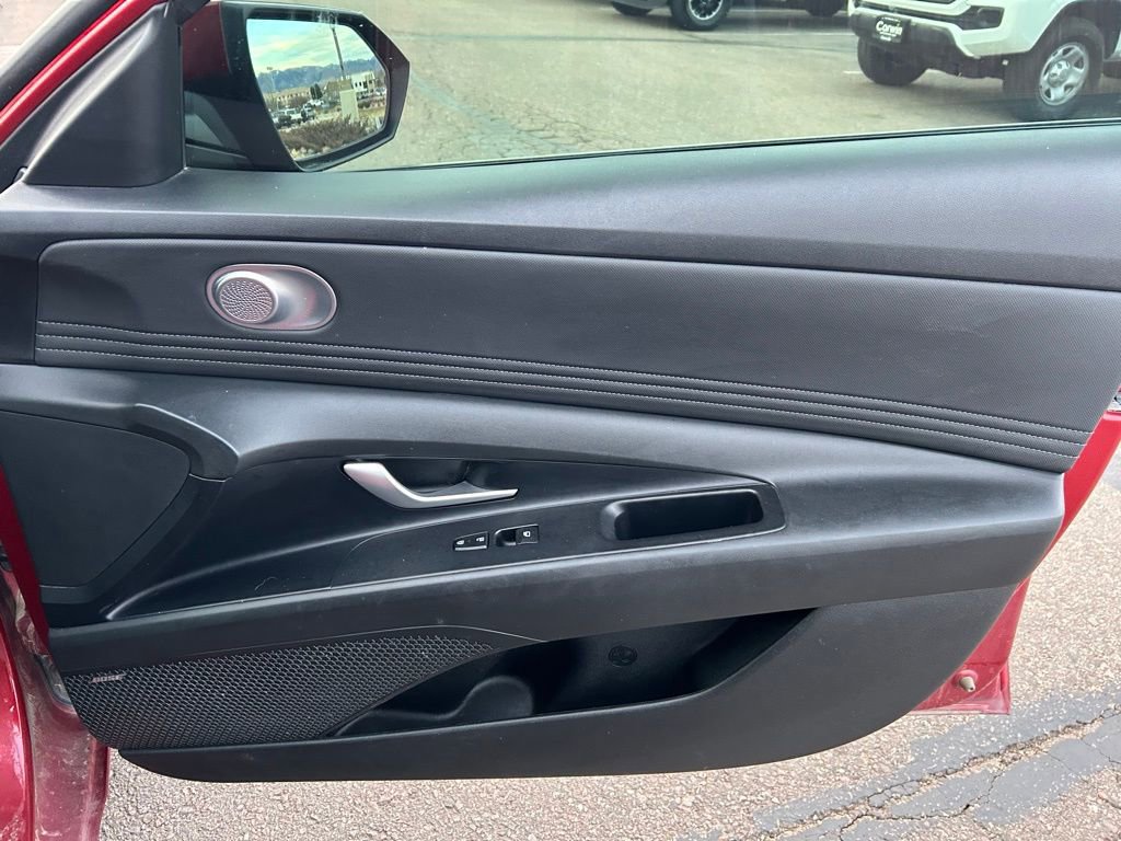 Used 2023 Hyundai Elantra Limited image 33