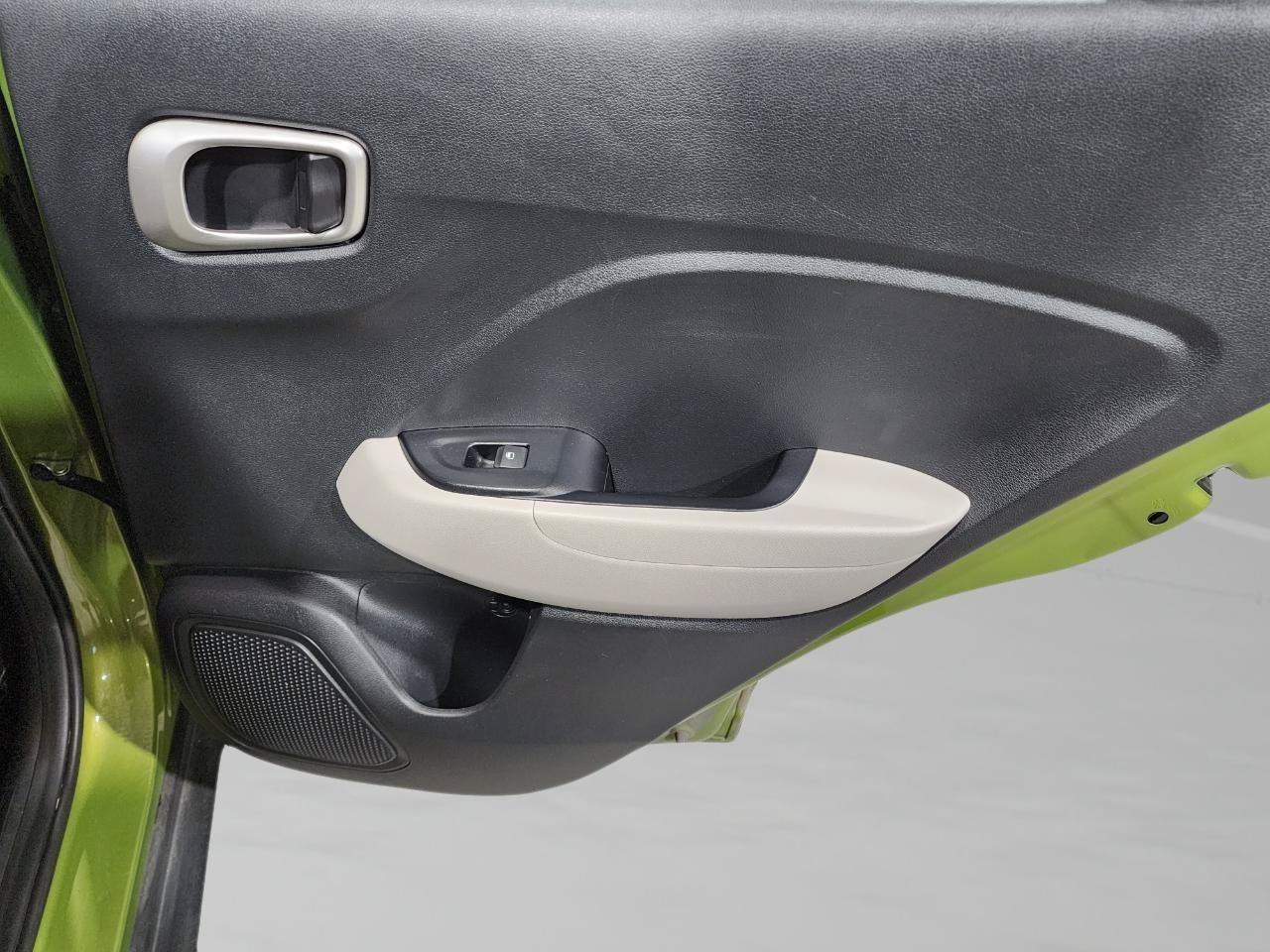 Used 2022 Hyundai Venue SEL FWD image 28