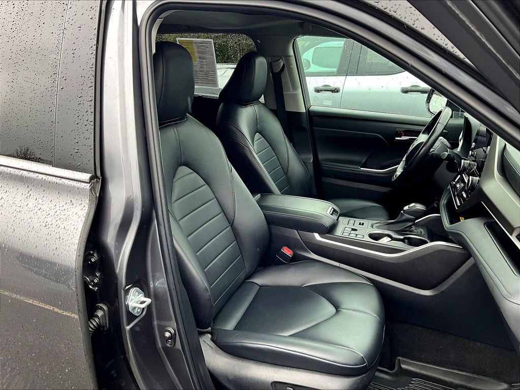 Used 2024 Toyota Highlander XLE AWD/4WD image 11