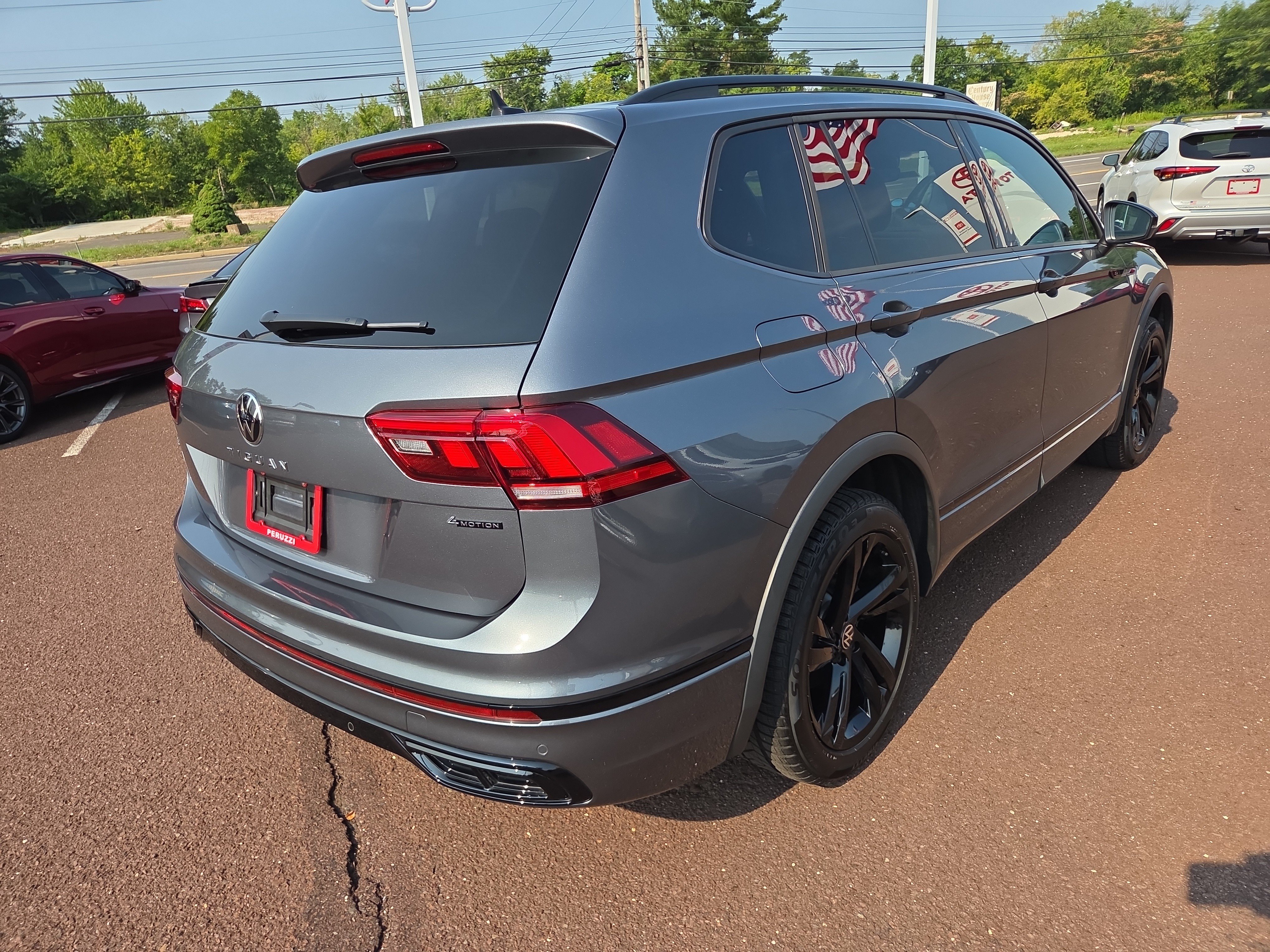 Used 2024 Volkswagen Tiguan SE R-Line AWD/4WD image 3