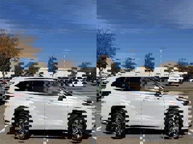 Used 2023 Toyota Highlander XLE image 3