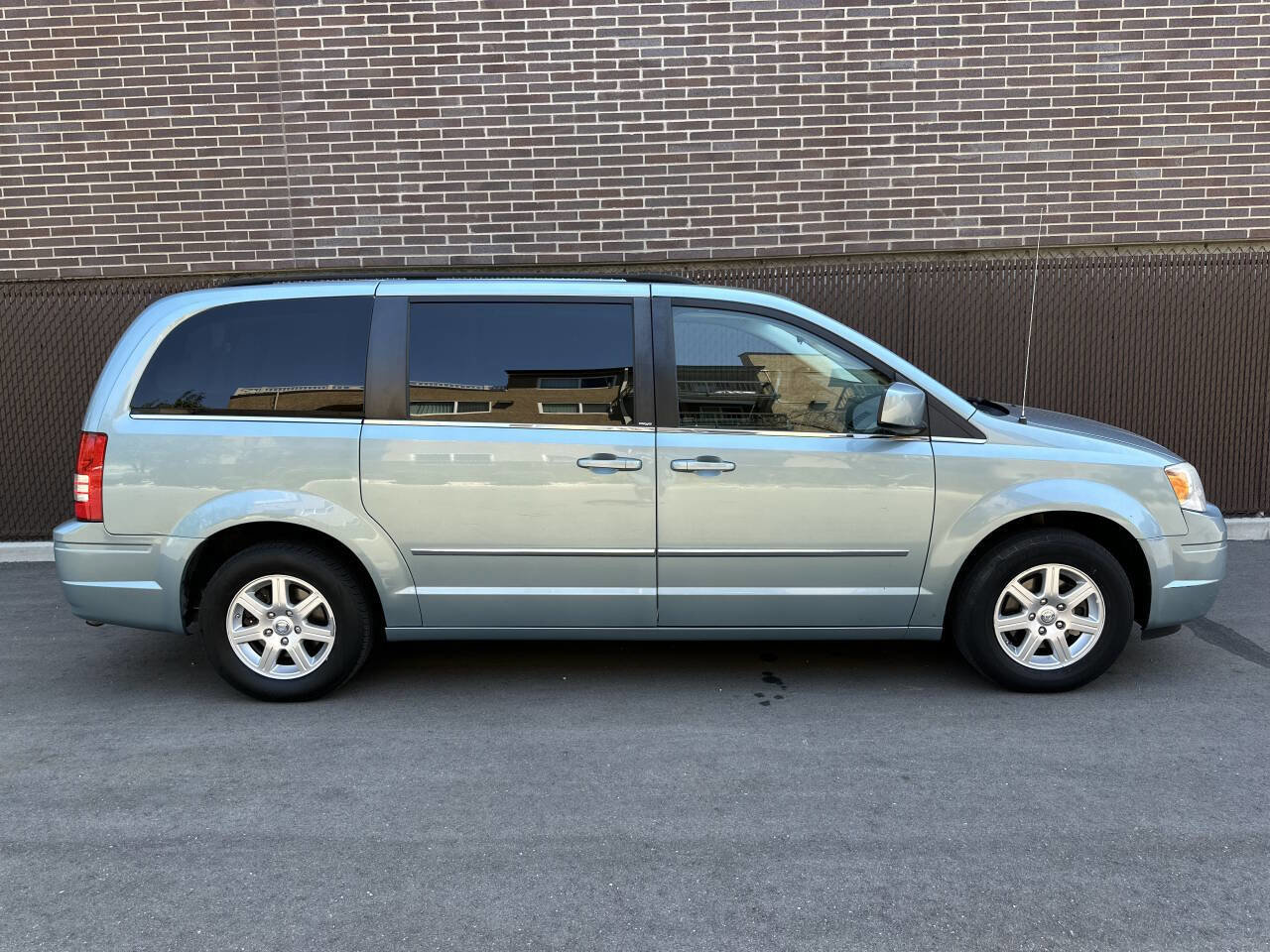 Used 2010 Chrysler Town & Country Touring image 2